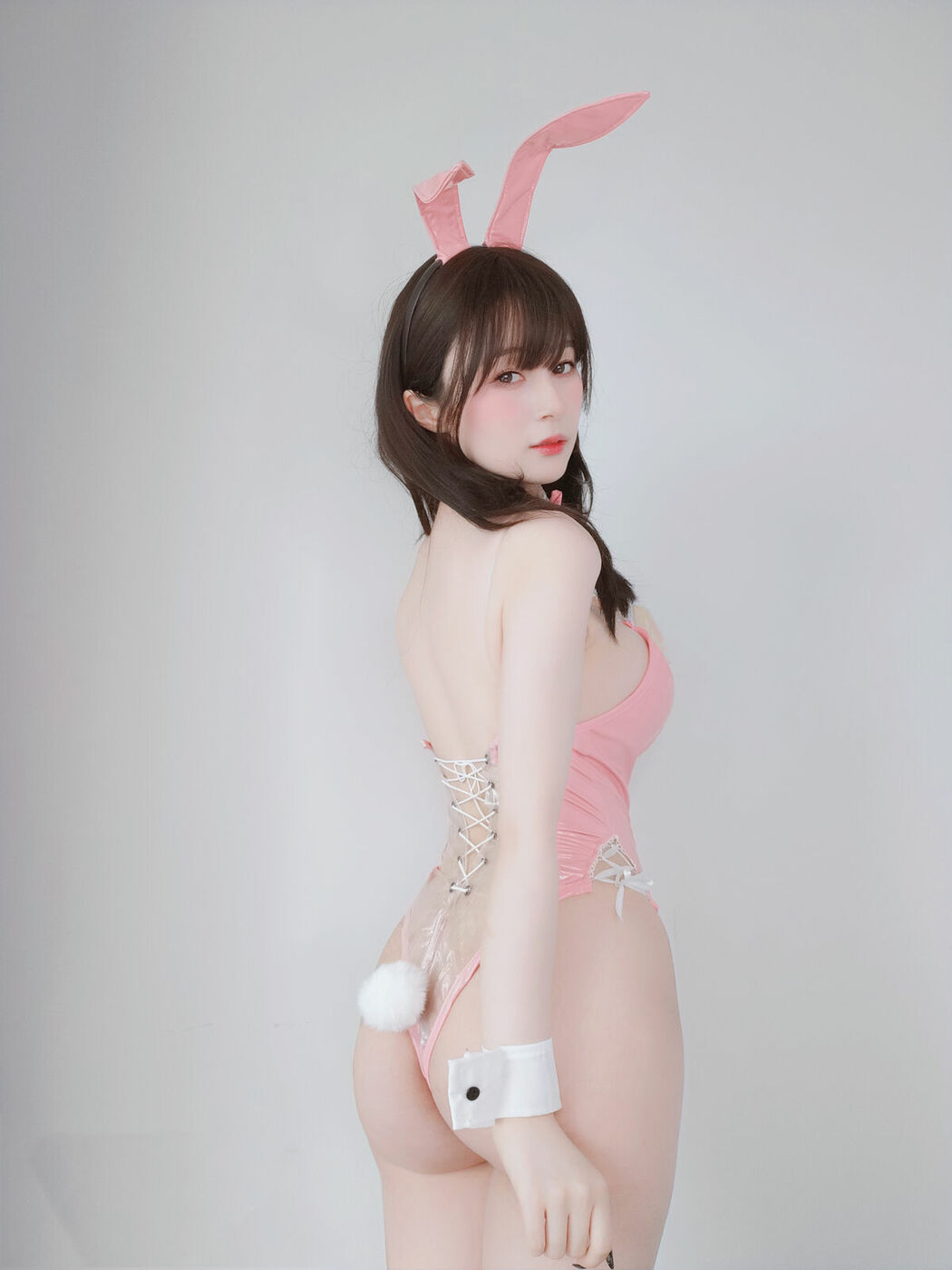 Coser@白银81 – 透明ウサギガール (32P – 1V)