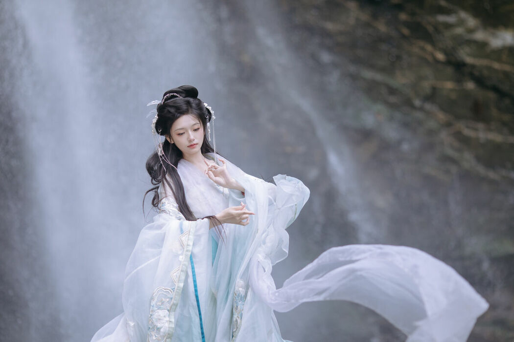 YiTuYu艺图语 Vol.8709 Chi Yan Zai Zhe Li (21P)