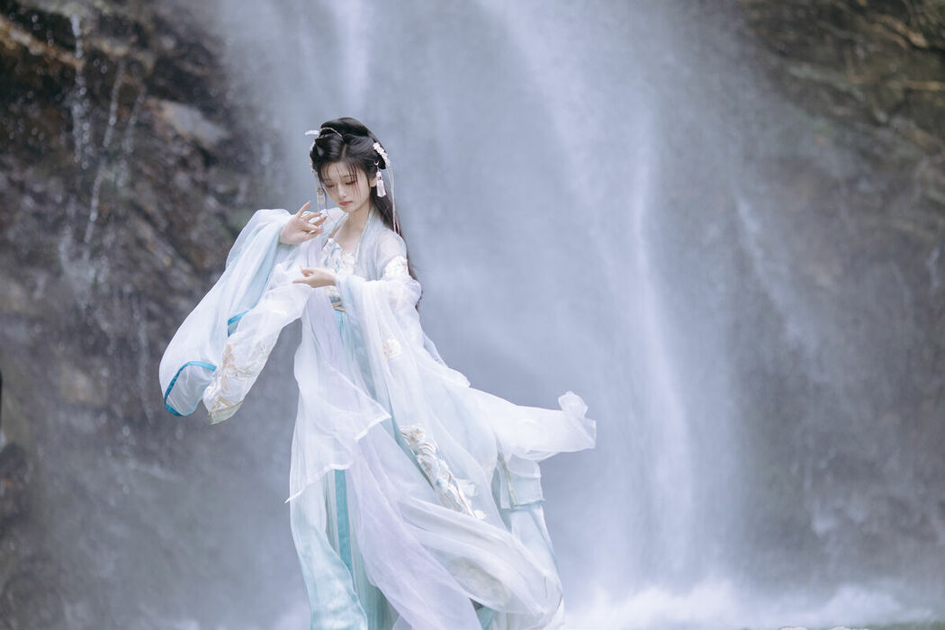 YiTuYu艺图语 Vol.8709 Chi Yan Zai Zhe Li (21P)