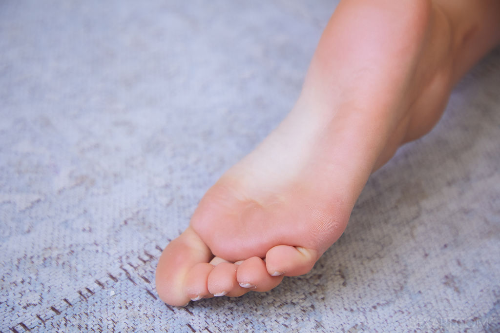 Sarah Heizel Spreads Her Long Legs And Starts To Stroke Her Shaved Pussy