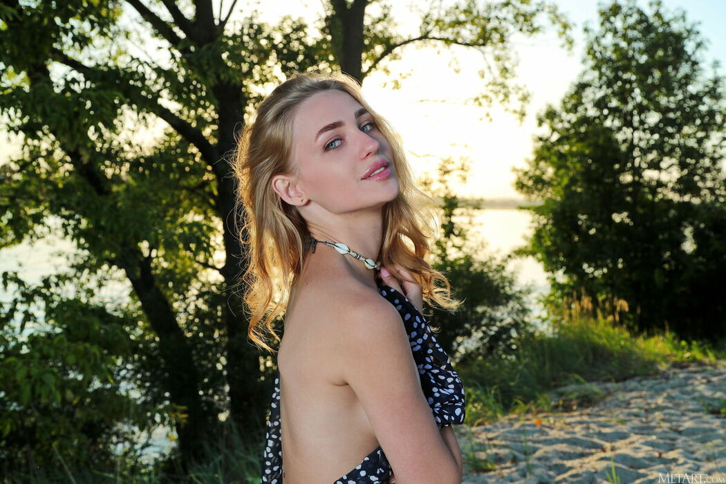 MetArt Oniska – Sunset Beach Part01 (47P)