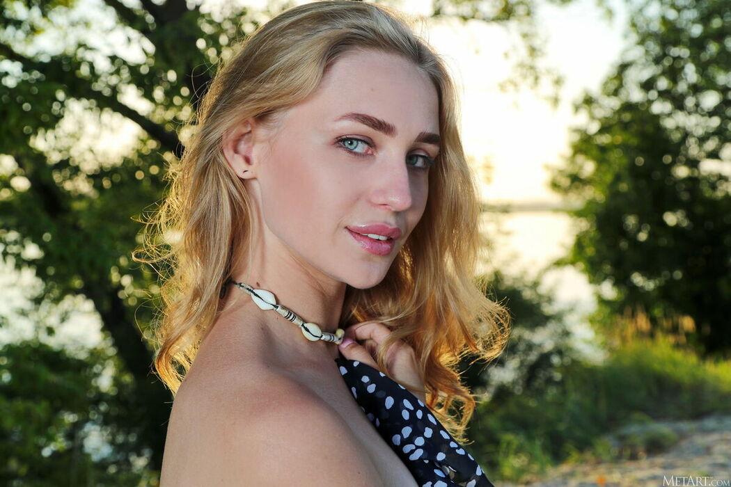 MetArt Oniska – Sunset Beach Part01 (47P)