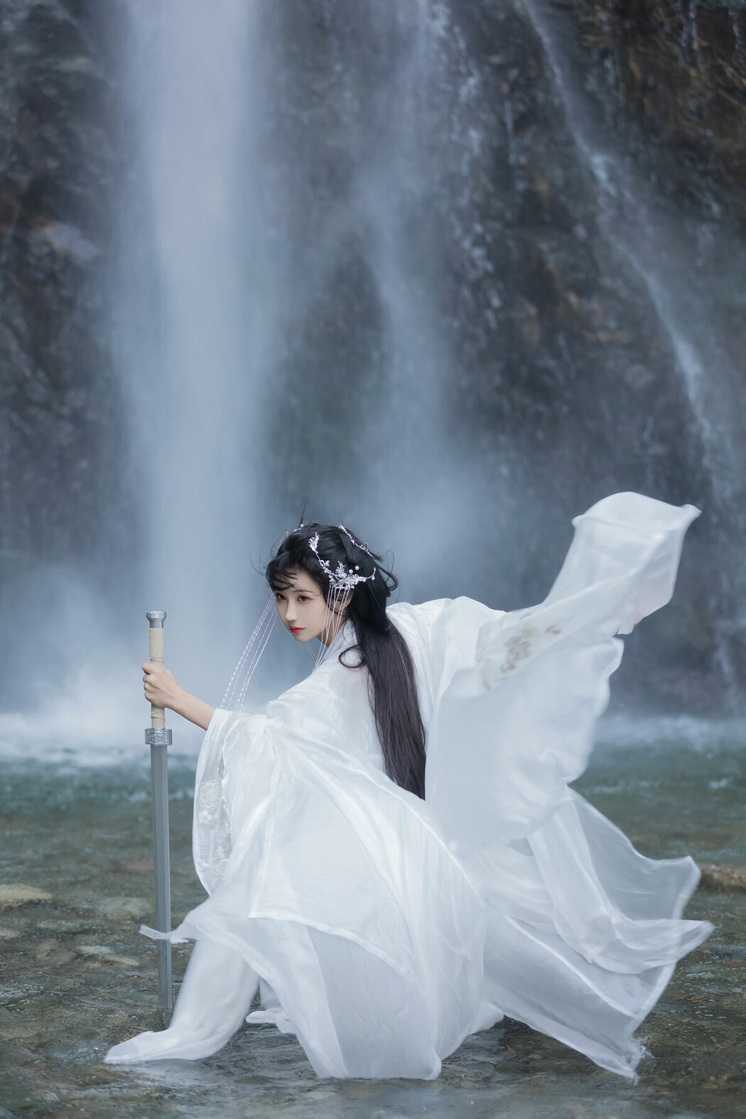 YiTuYu艺图语 Vol.8732 Qi Luo Sheng De Xiao Su Su (15P)