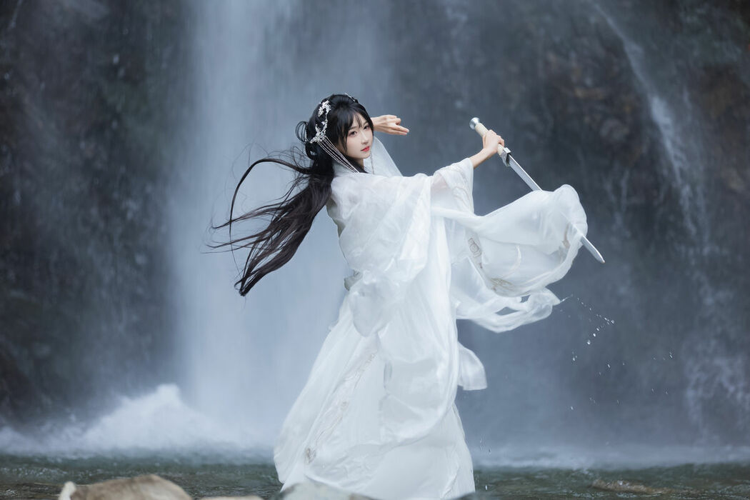 YiTuYu艺图语 Vol.8732 Qi Luo Sheng De Xiao Su Su (15P)