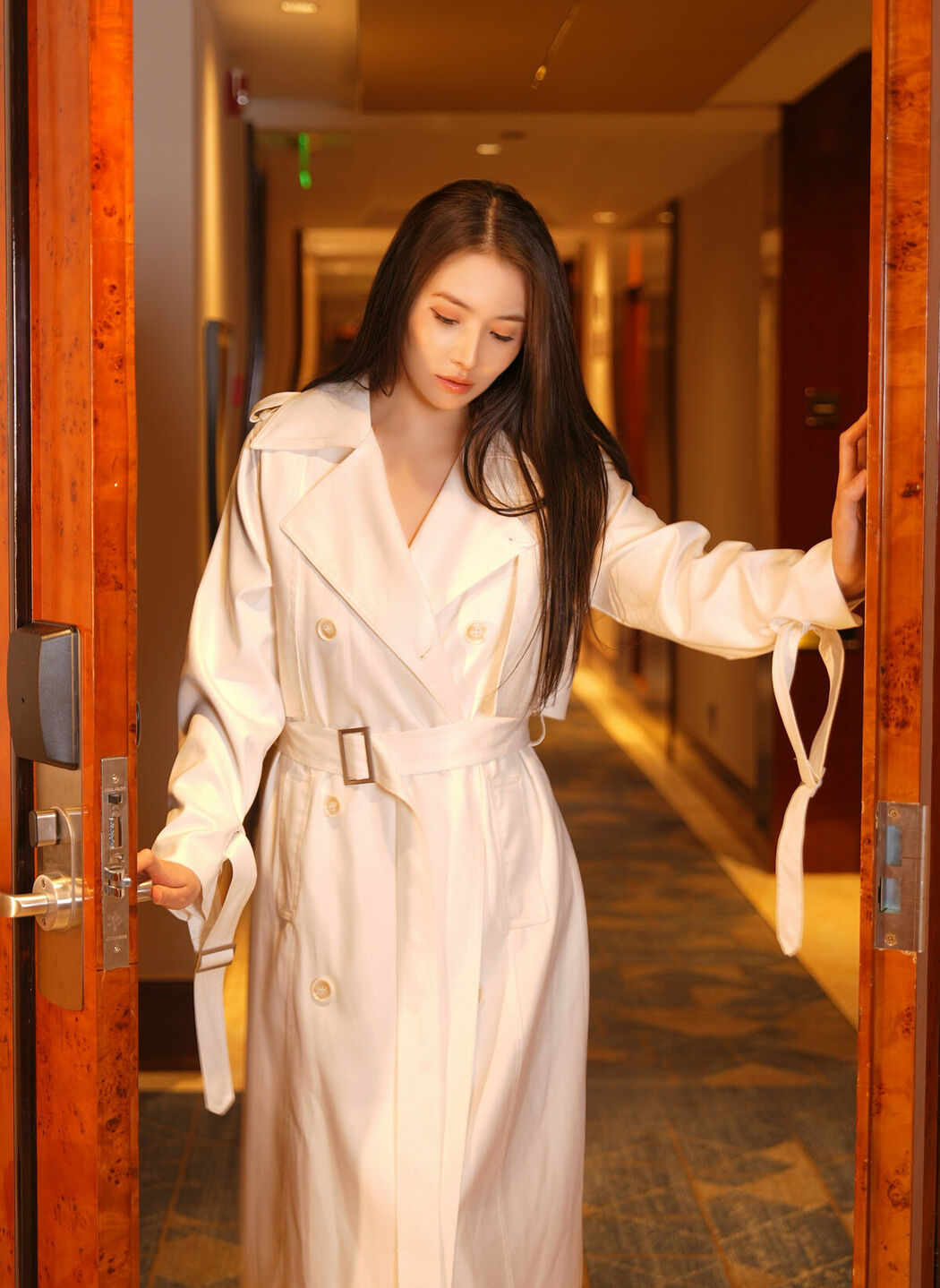 XiuRen秀人网 Uncensored Ya Xuan ELVA 娅轩ELVA – R18 秀人网模特 风衣下的红色诱惑 (89P)