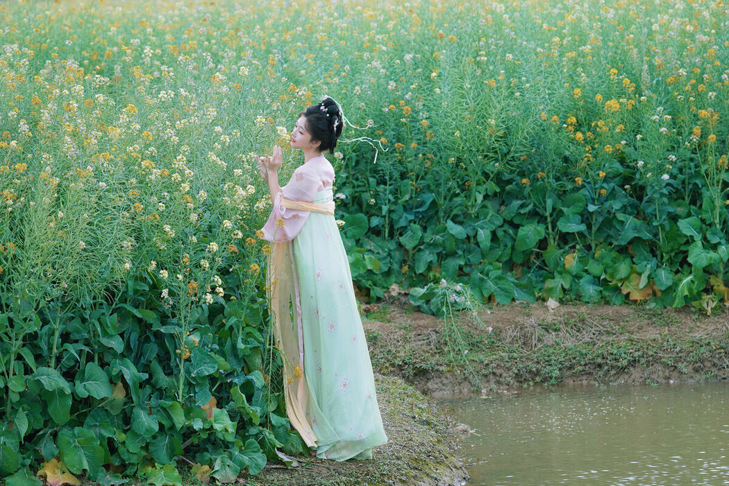 YiTuYu艺图语 Vol.8767 Xuan Wo Ming Zi (48P)