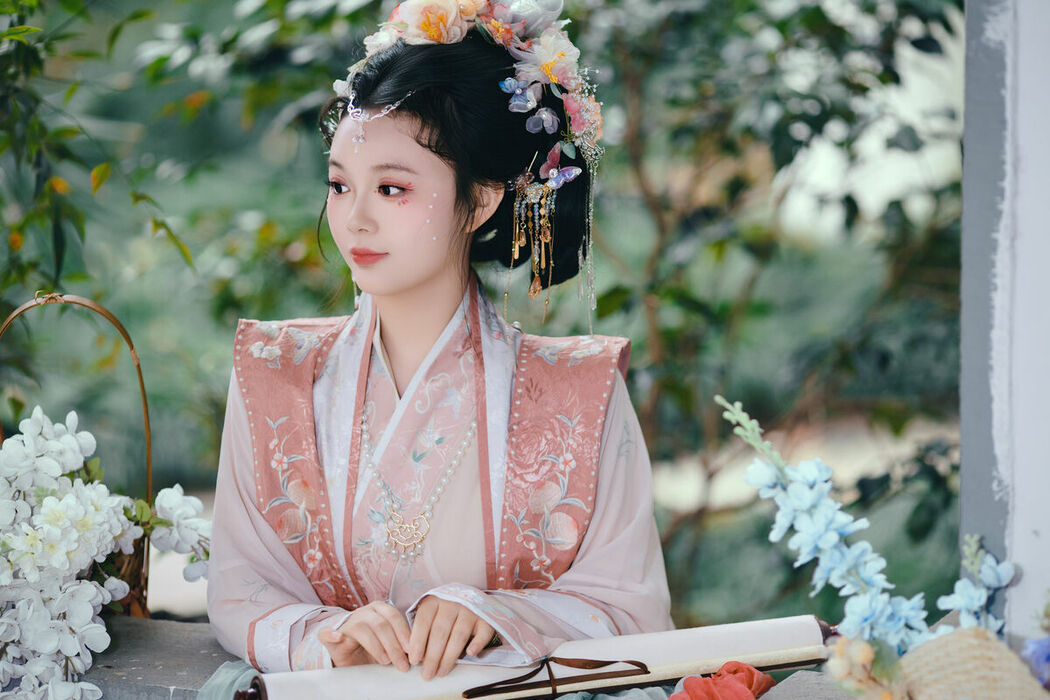 YiTuYu艺图语 Vol.8761 Jiao Tang Ma Qi Duo (16P)