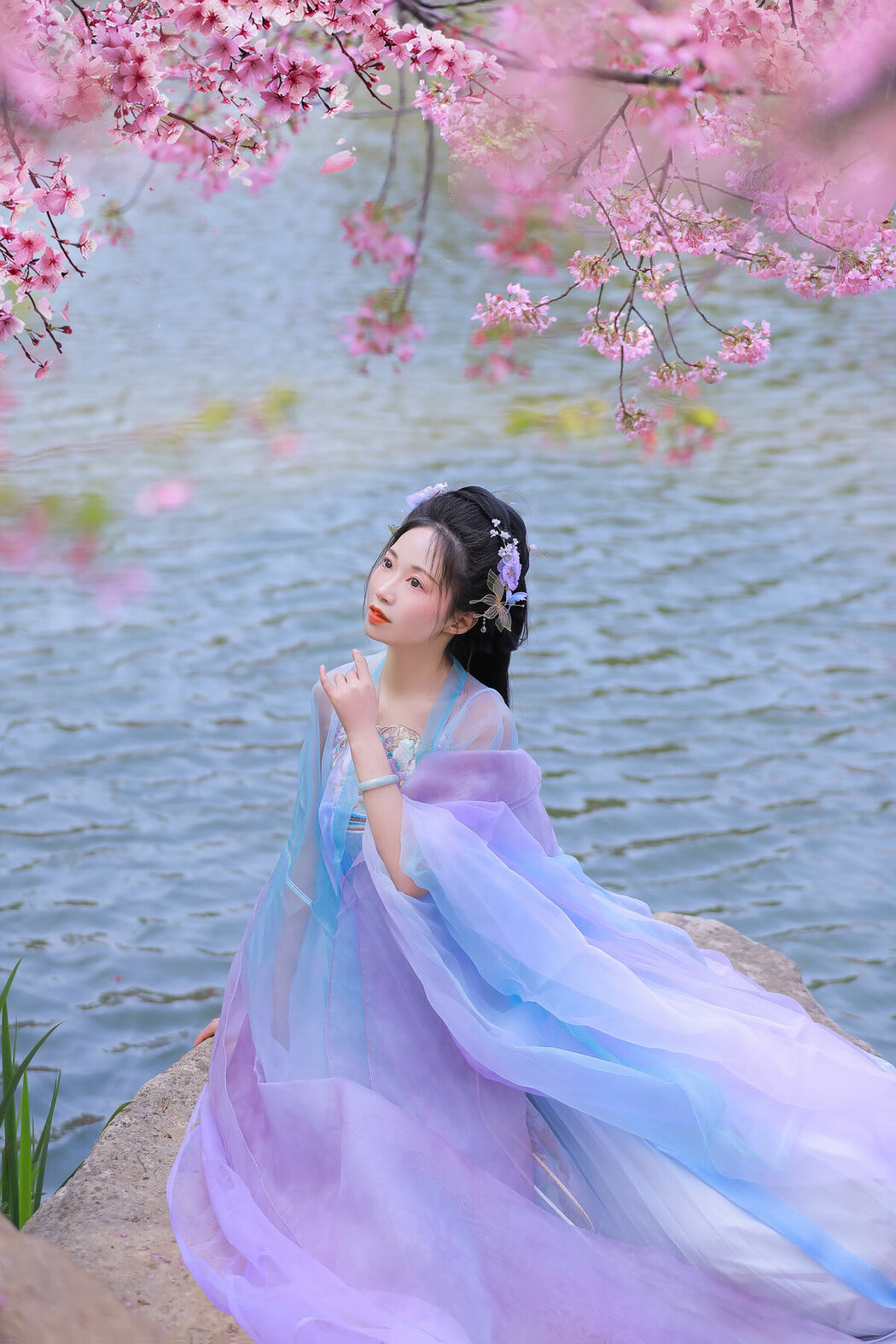 YiTuYu艺图语 Vol.8837 Hua Zhuang Shi Tian (23P)