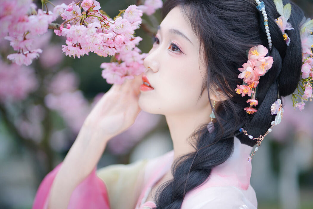 YiTuYu艺图语 Vol.8834 Zi Yu He Dian Tian De Ya (14P)