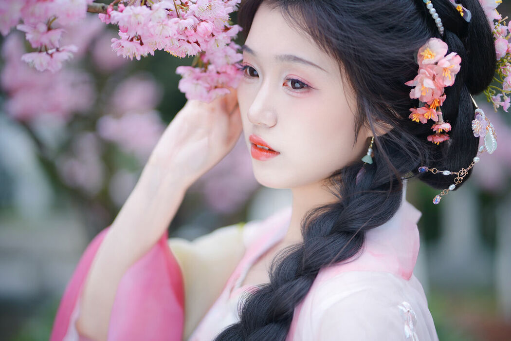 YiTuYu艺图语 Vol.8834 Zi Yu He Dian Tian De Ya (14P)