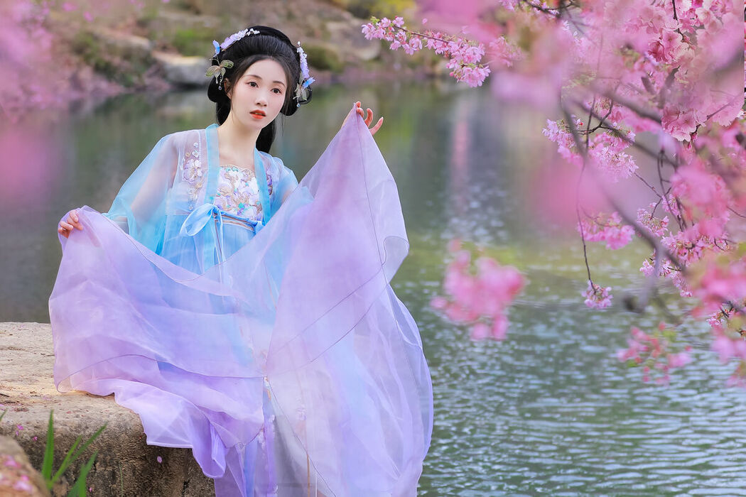 YiTuYu艺图语 Vol.8837 Hua Zhuang Shi Tian (23P)