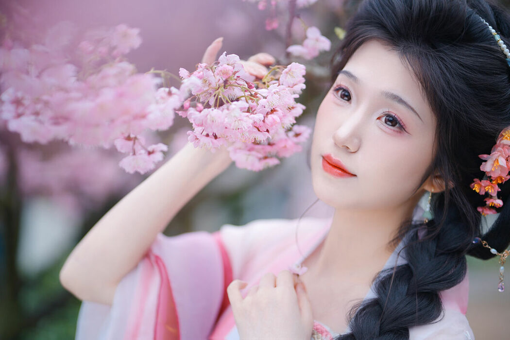 YiTuYu艺图语 Vol.8834 Zi Yu He Dian Tian De Ya (14P)