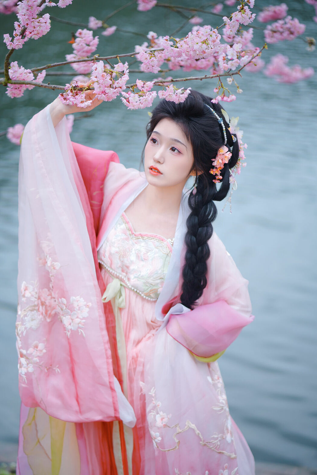 YiTuYu艺图语 Vol.8834 Zi Yu He Dian Tian De Ya (14P)