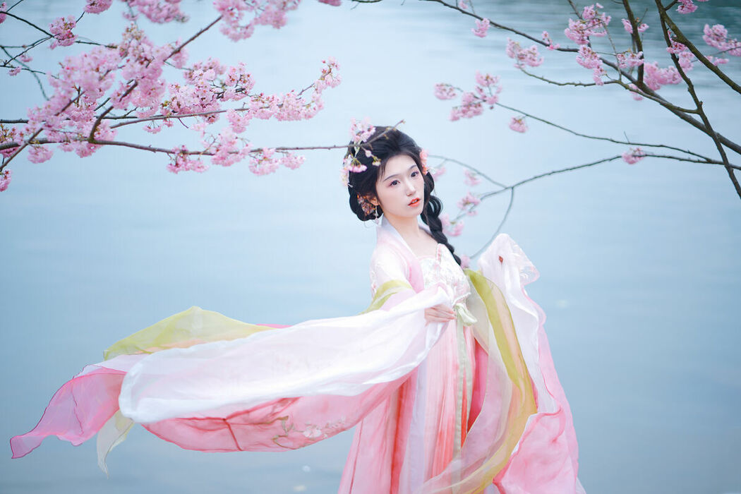 YiTuYu艺图语 Vol.8834 Zi Yu He Dian Tian De Ya (14P)