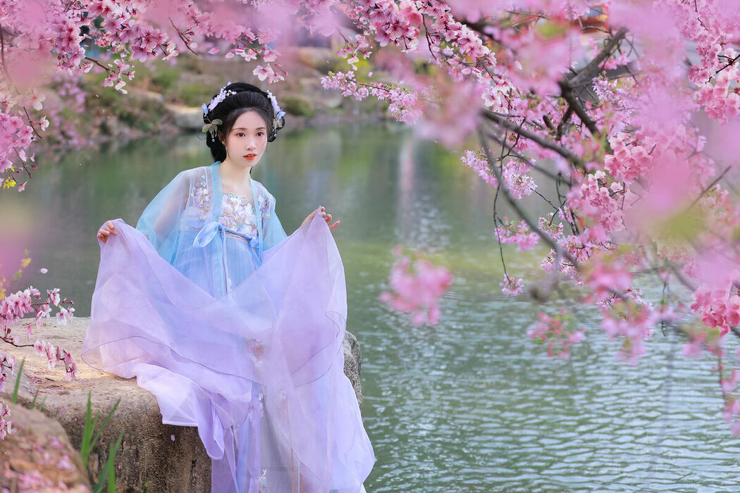 YiTuYu艺图语 Vol.8837 Hua Zhuang Shi Tian (23P)