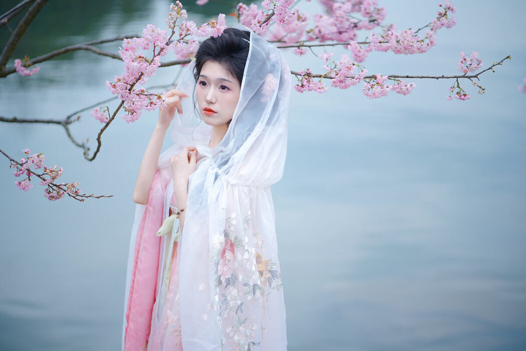 YiTuYu艺图语 Vol.8834 Zi Yu He Dian Tian De Ya (14P)