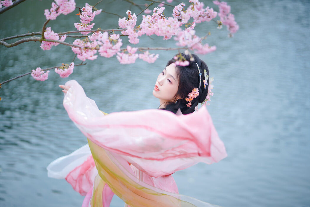 YiTuYu艺图语 Vol.8834 Zi Yu He Dian Tian De Ya (14P)