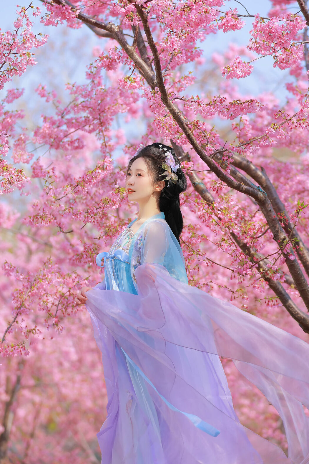 YiTuYu艺图语 Vol.8837 Hua Zhuang Shi Tian (23P)