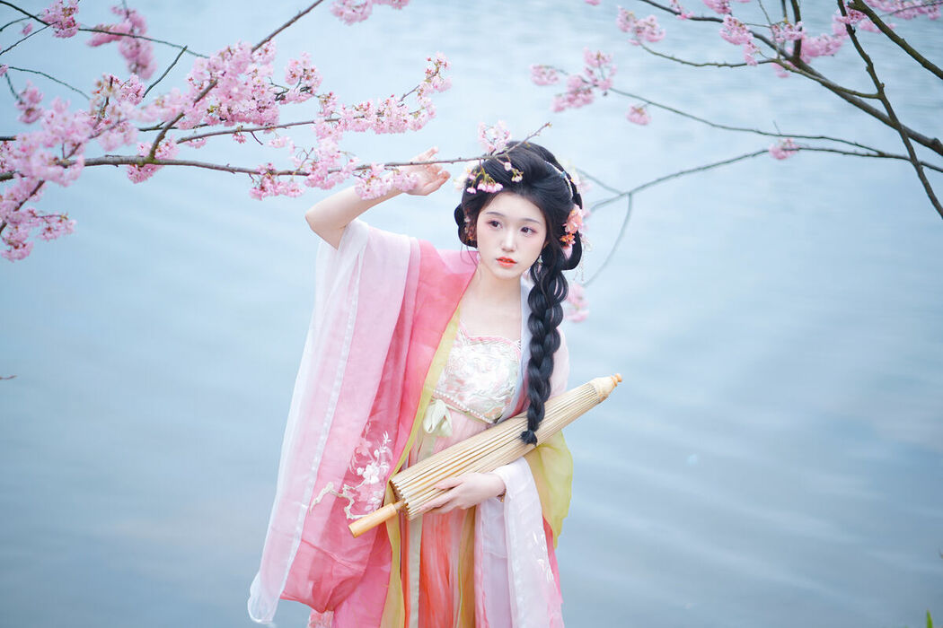 YiTuYu艺图语 Vol.8834 Zi Yu He Dian Tian De Ya (14P)