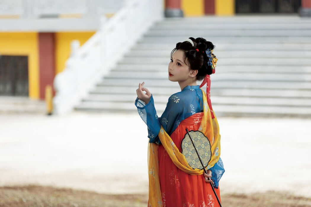 YiTuYu艺图语 Vol.8852 E E Chi Bu Bao (34P)