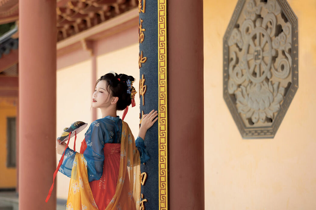 YiTuYu艺图语 Vol.8852 E E Chi Bu Bao (34P)