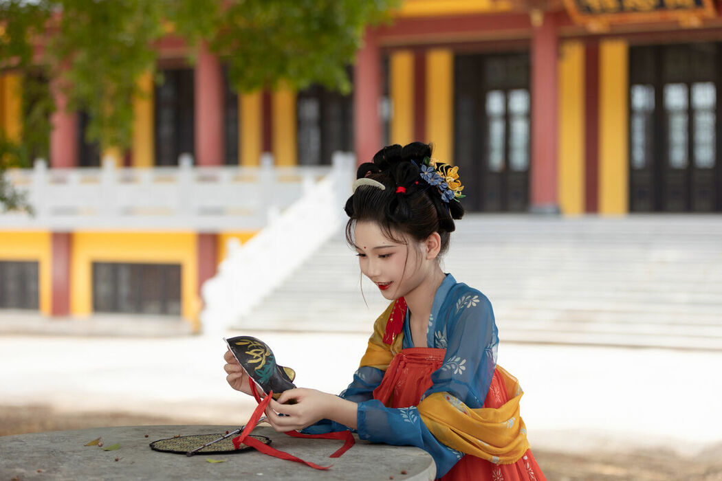 YiTuYu艺图语 Vol.8852 E E Chi Bu Bao (34P)