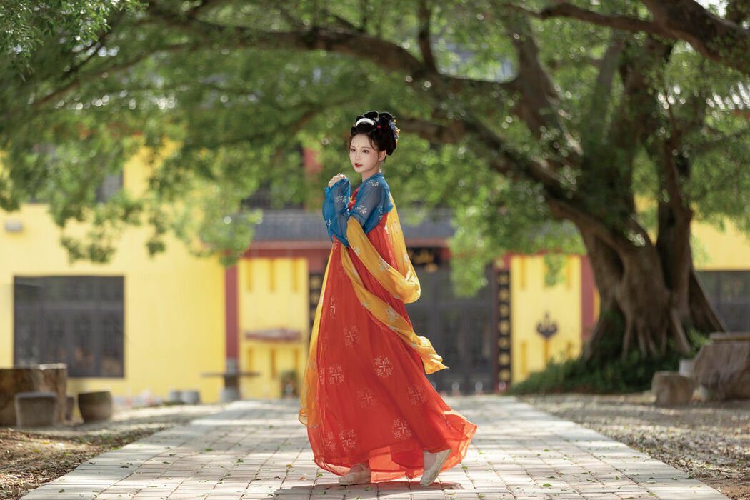 YiTuYu艺图语 Vol.8852 E E Chi Bu Bao (34P)