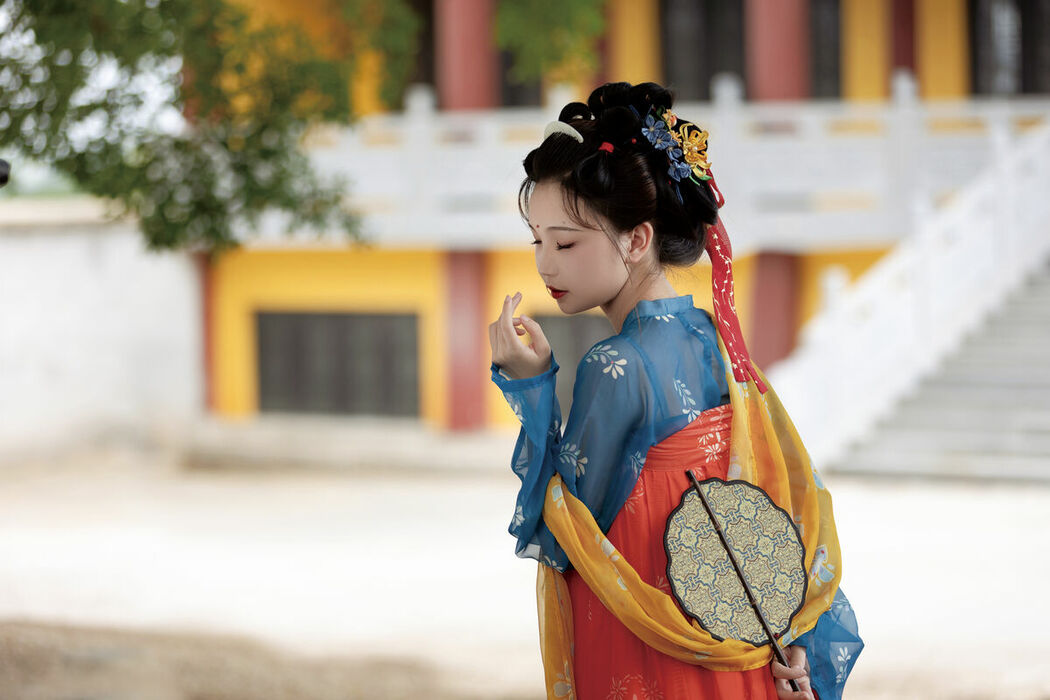 YiTuYu艺图语 Vol.8852 E E Chi Bu Bao (34P)