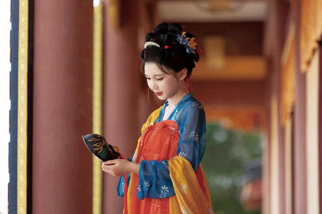 YiTuYu艺图语 Vol.8852 E E Chi Bu Bao (34P)