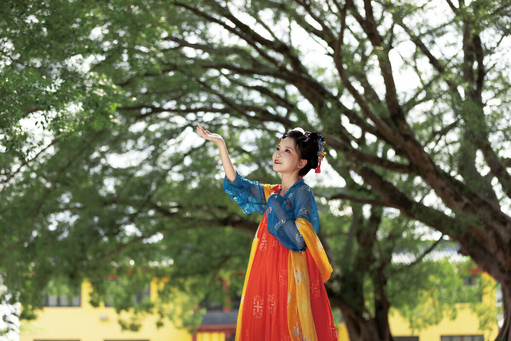 YiTuYu艺图语 Vol.8852 E E Chi Bu Bao (34P)