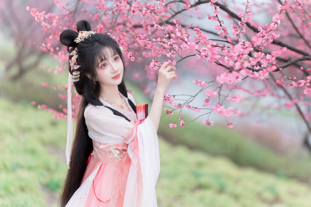 YiTuYu艺图语 Vol.8854 Qi Luo Sheng De Xiao Su Su (22P)