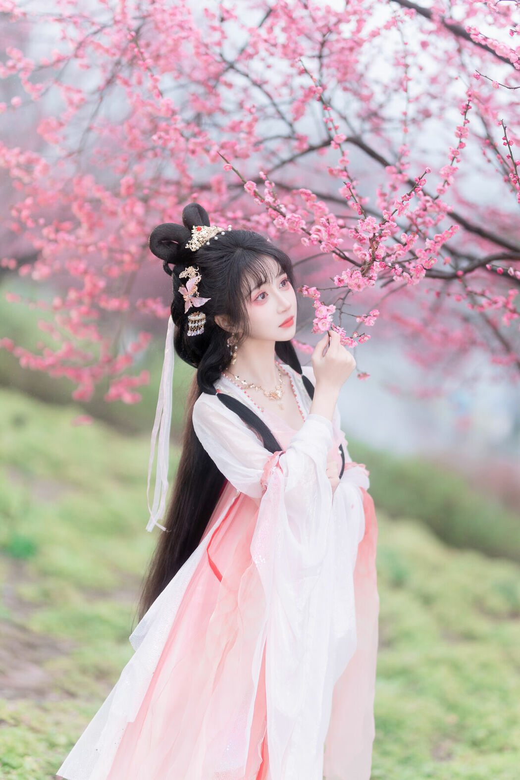 YiTuYu艺图语 Vol.8854 Qi Luo Sheng De Xiao Su Su (22P)