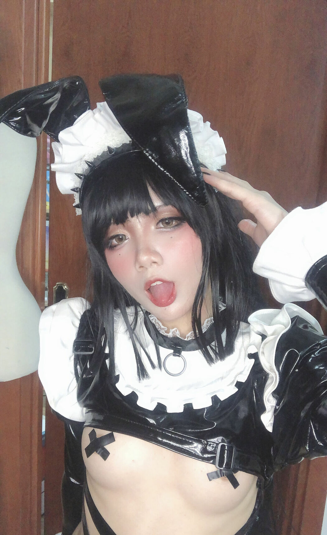 Coser@PoppaChan – Zenith Bunny 黑色胶袜 十字乳贴 (79P – 13V)