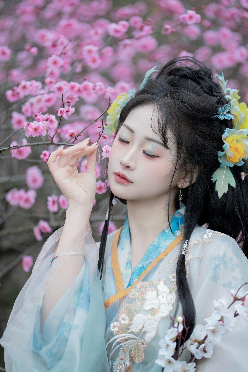 YiTuYu艺图语 Vol.8870 Jiao Yi Zhi Sui Sui (32P)