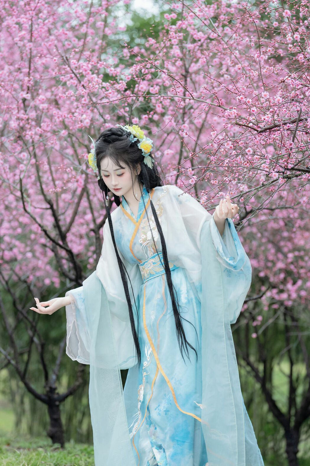 YiTuYu艺图语 Vol.8870 Jiao Yi Zhi Sui Sui (32P)