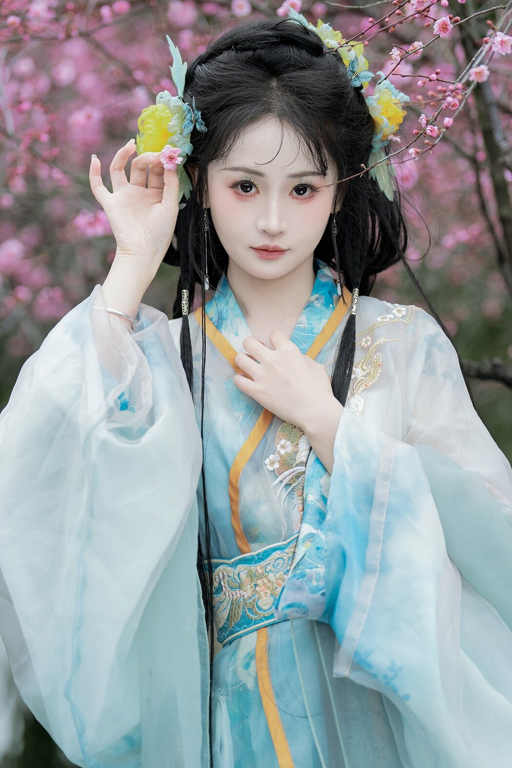 YiTuYu艺图语 Vol.8870 Jiao Yi Zhi Sui Sui (32P) Cover Photo
