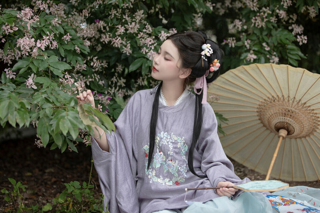 YiTuYu艺图语 Vol.8872 E E Chi Bu Bao (37P)