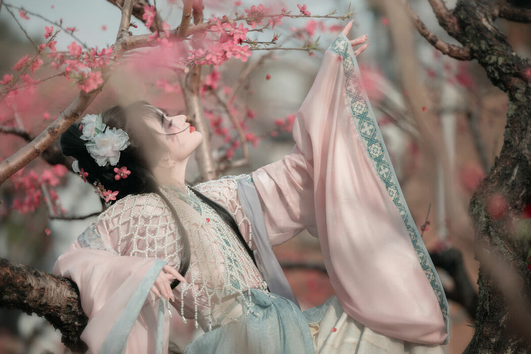 YiTuYu艺图语 Vol.8879 Da Wai Wai Ge (45P)