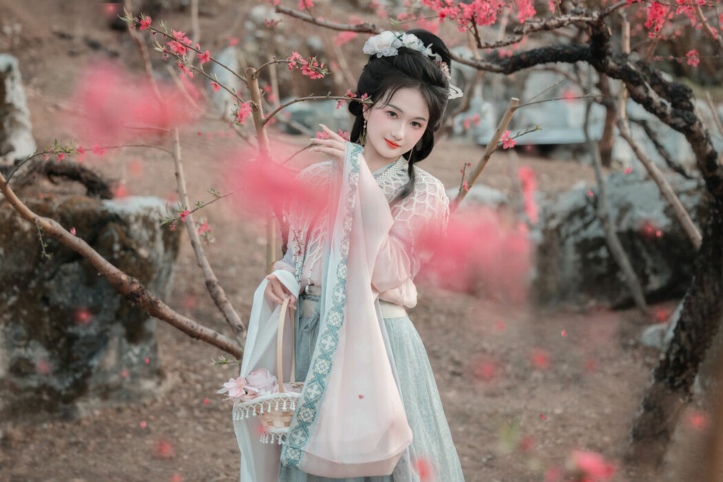 YiTuYu艺图语 Vol.8879 Da Wai Wai Ge (45P)