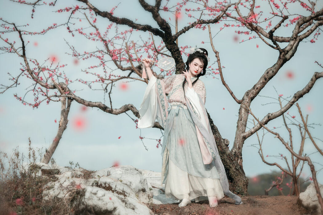 YiTuYu艺图语 Vol.8879 Da Wai Wai Ge (45P)