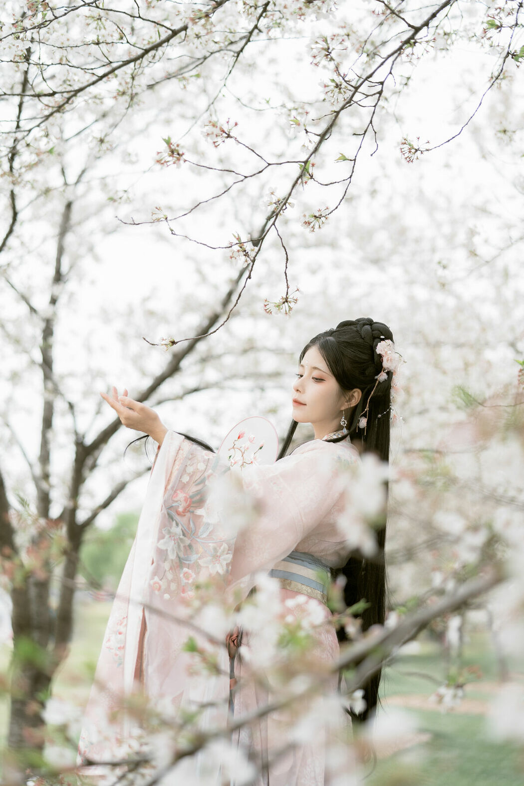 YiTuYu艺图语 Vol.8886 Gu Yan Yi (33P)