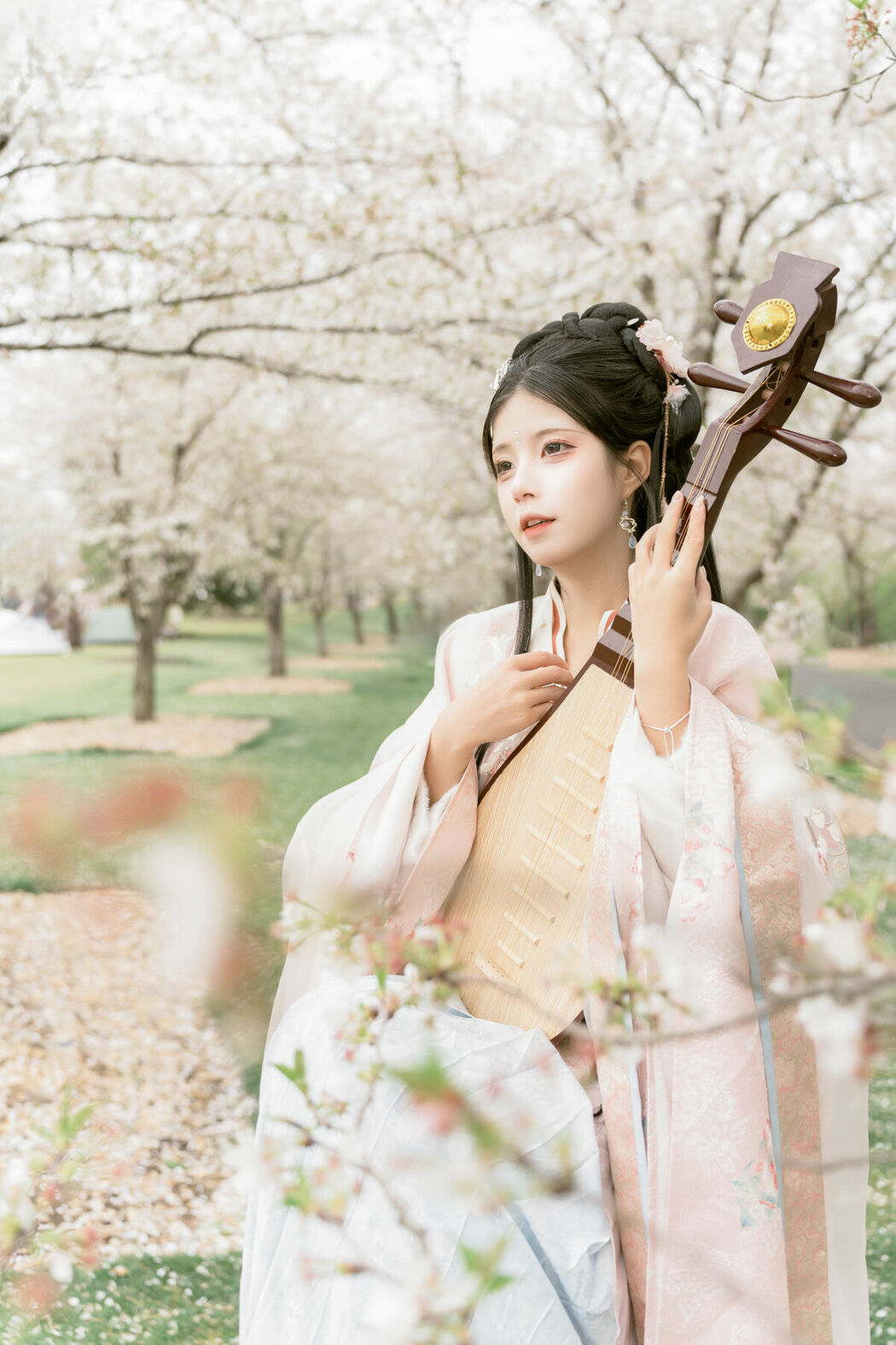 YiTuYu艺图语 Vol.8886 Gu Yan Yi (33P)