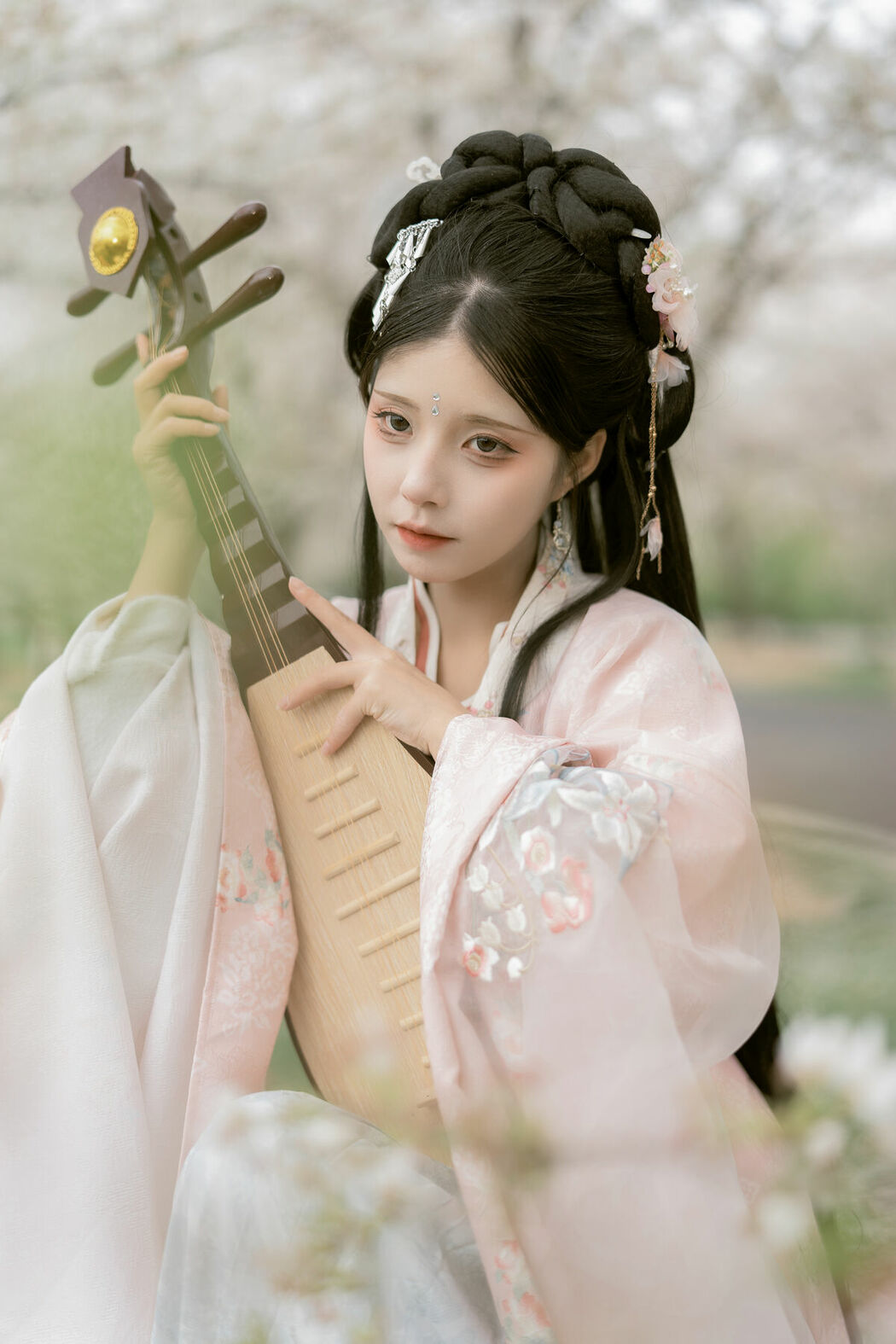 YiTuYu艺图语 Vol.8886 Gu Yan Yi (33P)