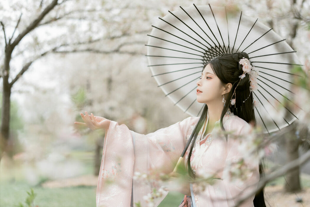 YiTuYu艺图语 Vol.8886 Gu Yan Yi (33P)