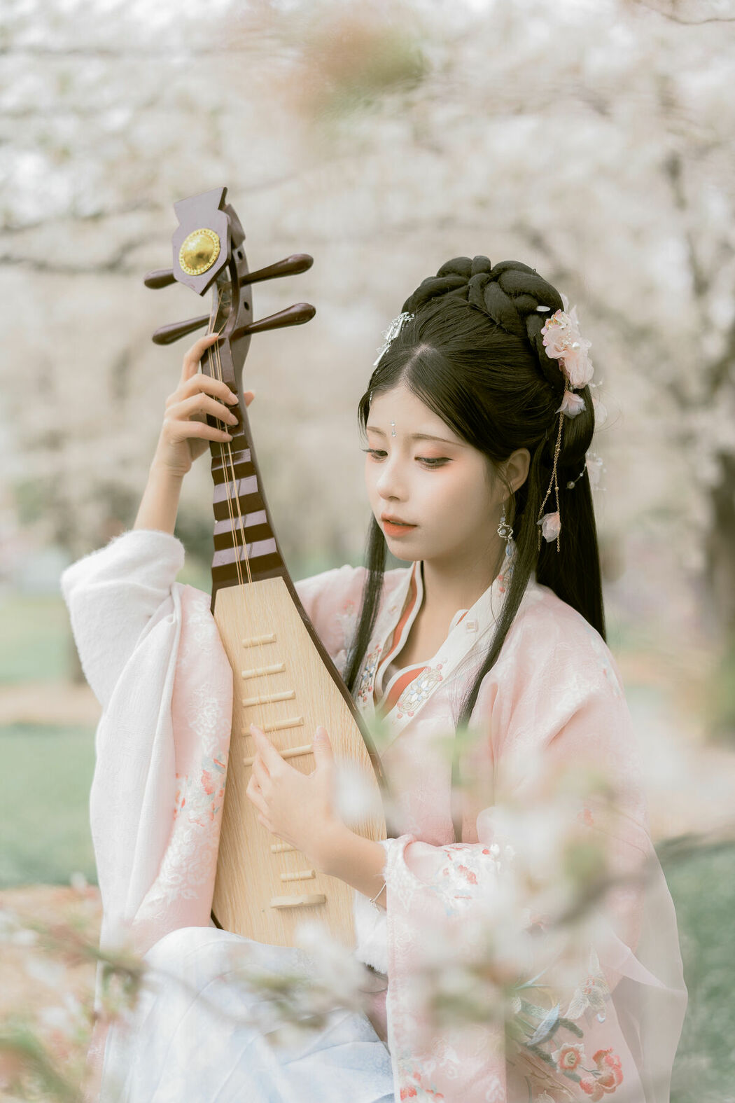 YiTuYu艺图语 Vol.8886 Gu Yan Yi (33P)