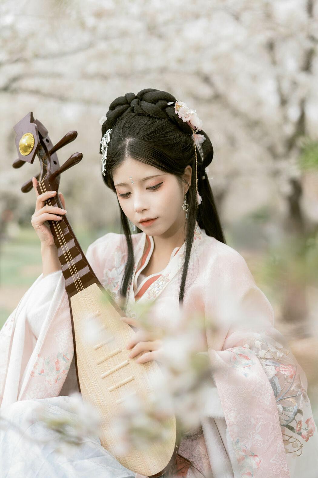 YiTuYu艺图语 Vol.8886 Gu Yan Yi (33P)