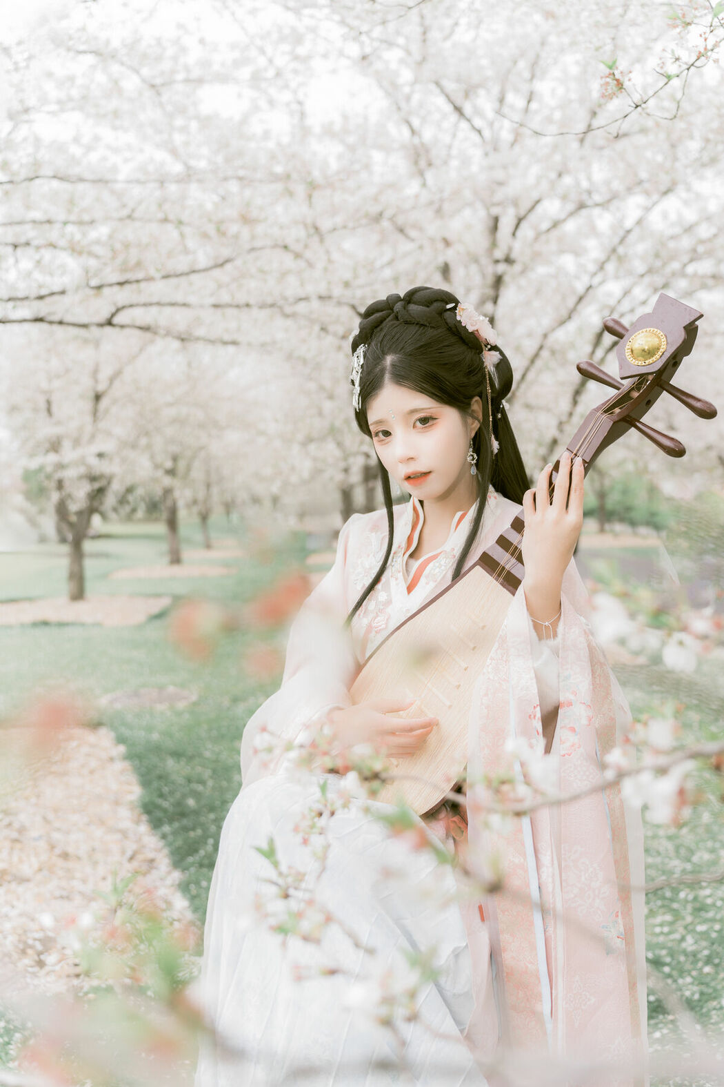 YiTuYu艺图语 Vol.8886 Gu Yan Yi (33P)