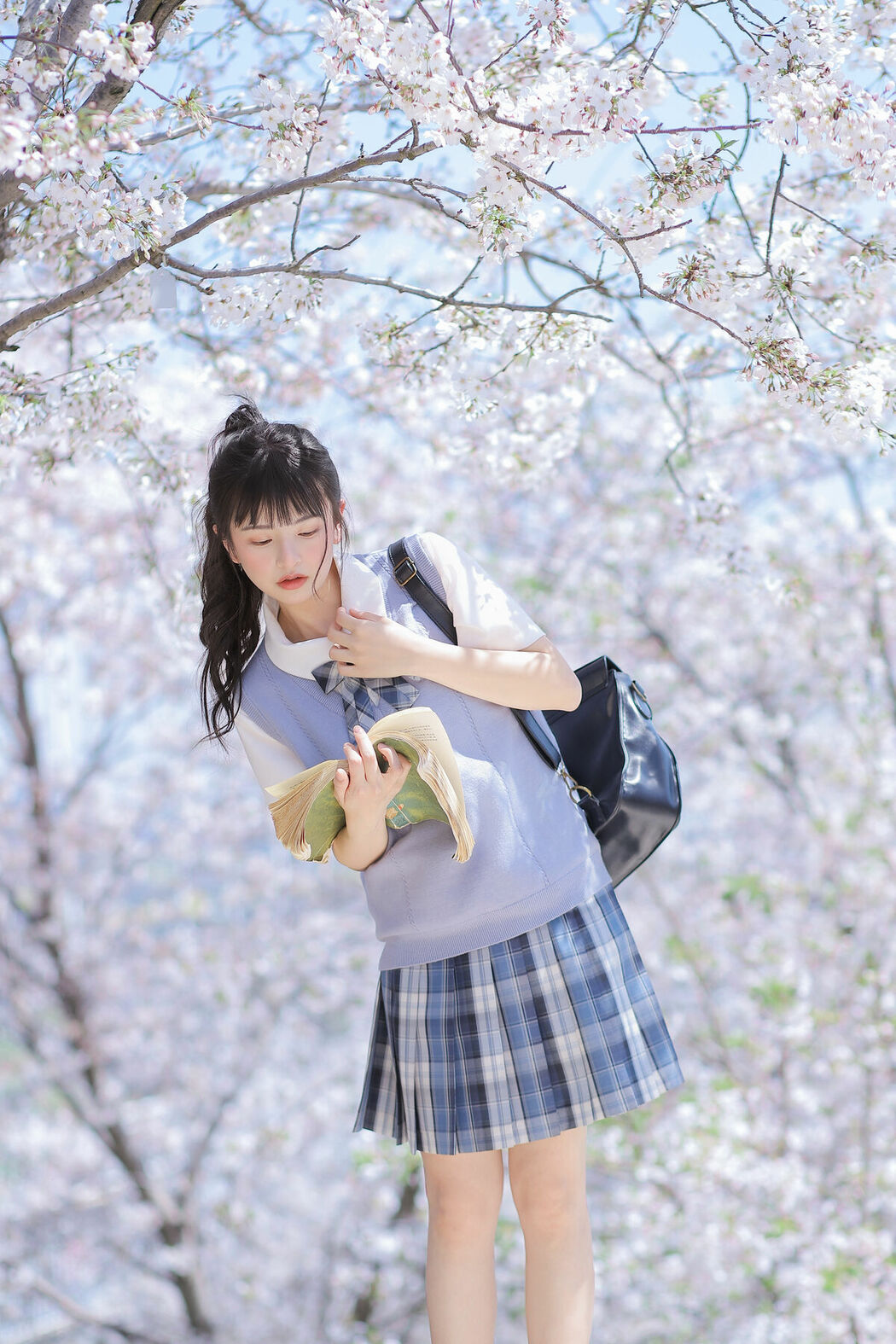 YiTuYu艺图语 Vol.8890 Zhuo Dao Yi Zhi Su Su (18P)