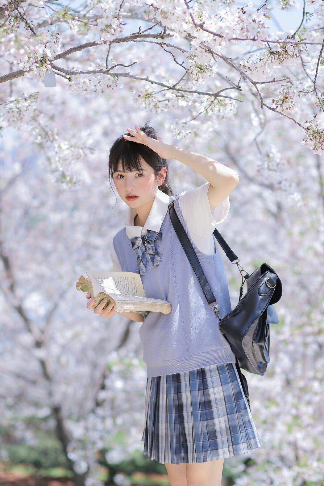 YiTuYu艺图语 Vol.8890 Zhuo Dao Yi Zhi Su Su (18P)