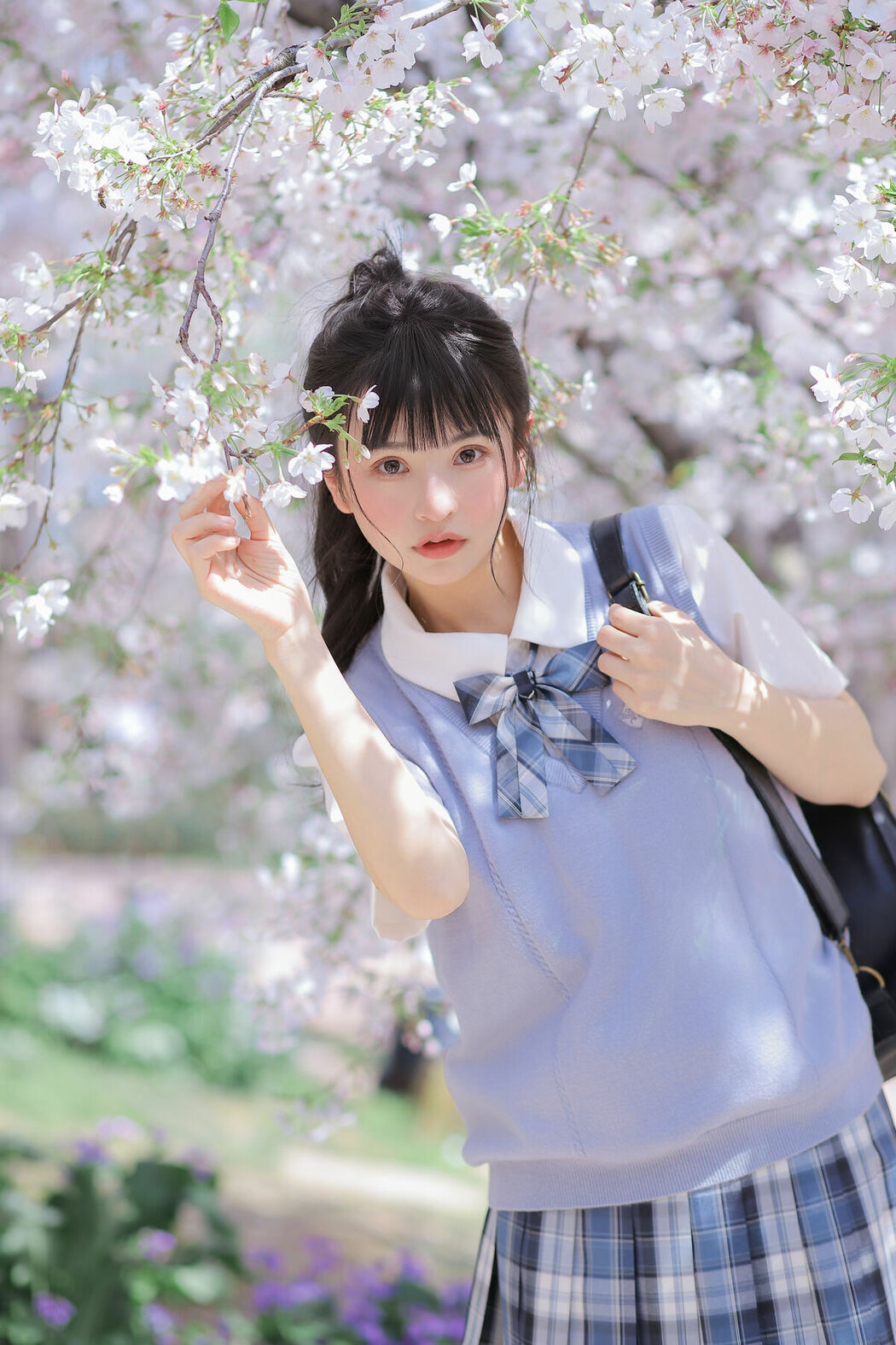 YiTuYu艺图语 Vol.8890 Zhuo Dao Yi Zhi Su Su (18P)